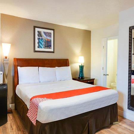 Oyo Hotel Austin Street Giddings エクステリア 写真