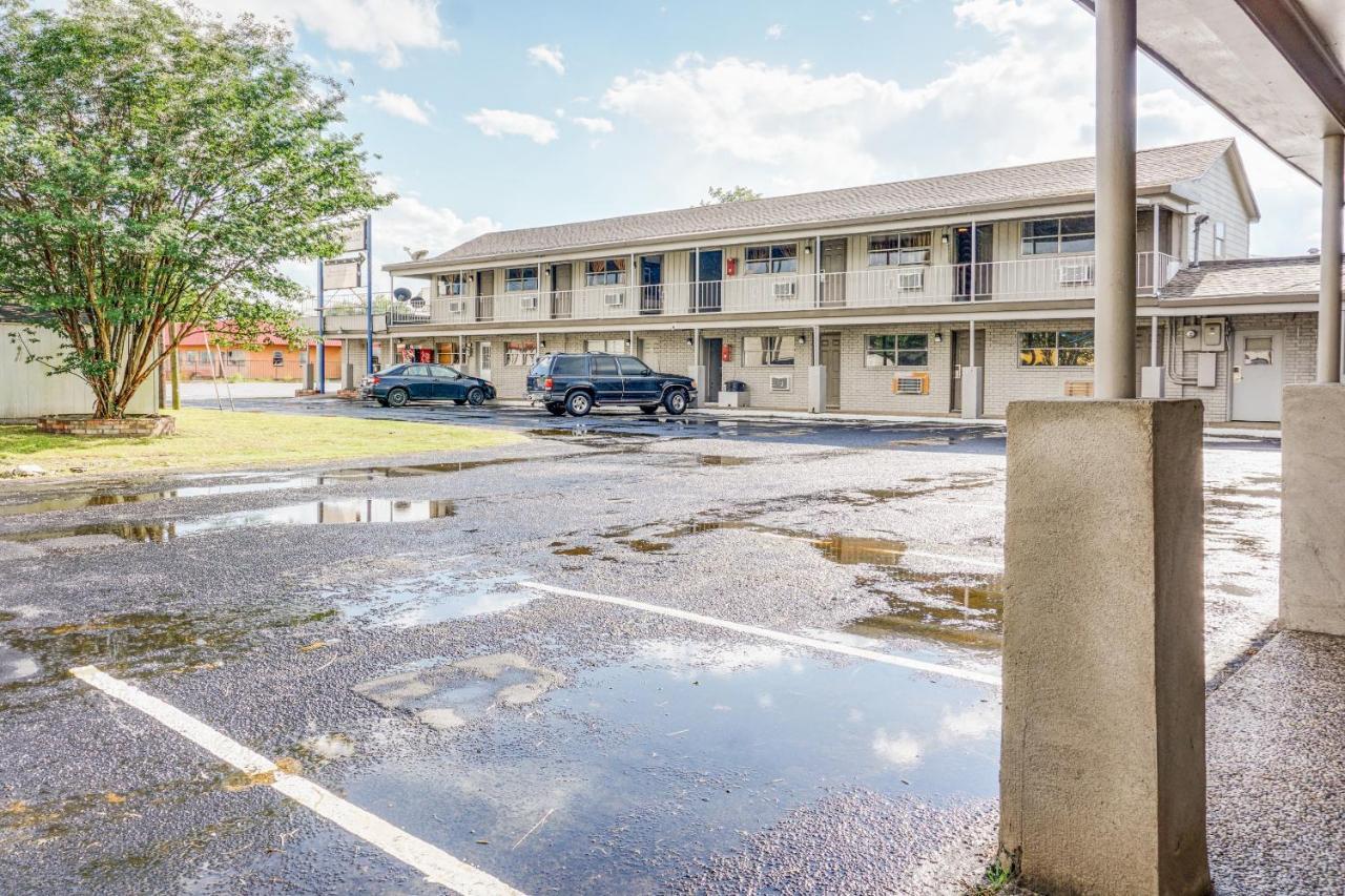 Oyo Hotel Austin Street Giddings エクステリア 写真